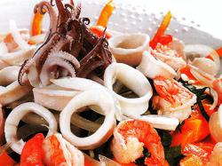 Ensalada de Calamares, langostinos y espinacas
